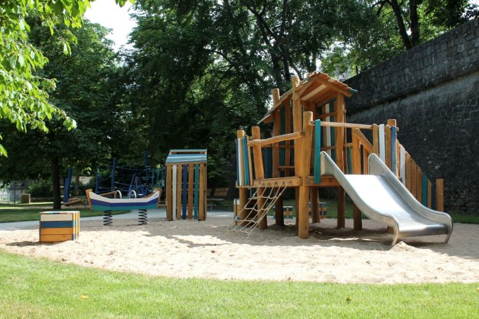 Kinderspielplätze nach öffentlichen Vorgaben Von der Wartung bis zur Neugestaltung